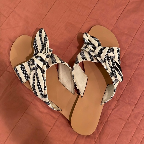 black and white Old Navy sandals with bow - Picture 2 of 2